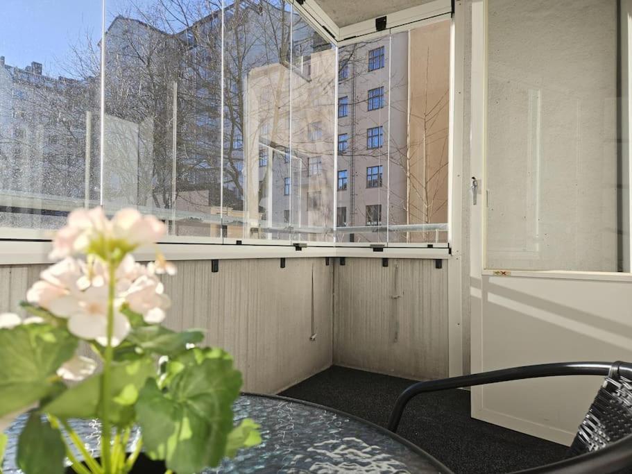 Modern One-Bedroom With Glazed Sun Balcony, 350M Metro Хельсинки Экстерьер фото